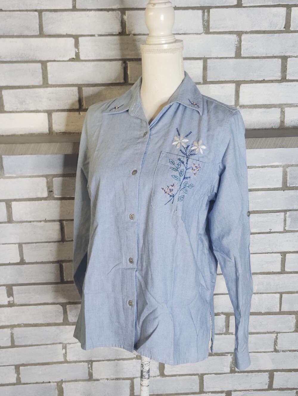 • Alfred Dunner Women 6P Blue Woven Blouse Flower Embroidered Beaded Roll Tab
